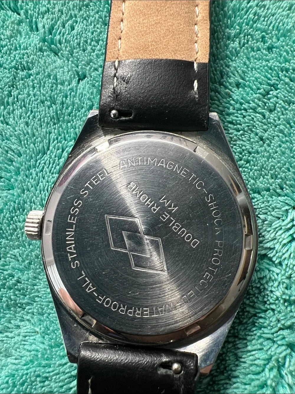 Mens Double Rhomb model featuring a 20-jewel movement
